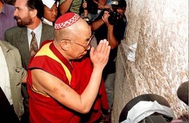 S. S.el XIV Dalai lama en el Muro de los Lamentos